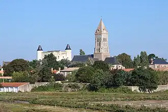 کلیسه و قلعه نوآرموتیه-آن-لیل
