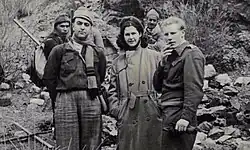 نورمن داربی‌شایر، سمت راست. به عنوان یک سرباز جوان در این سال ۱۳۲۵ خورشیدی(1945 میلادی)