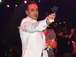 اسفاکیاناکیس در حال اجرای زنده