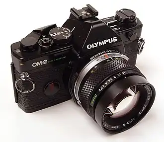 المپوس The 35 mm film-based الیمپوس اوام-۲ (1975), which was the first SLR to measure light for electronic flash at the shutter curtain.