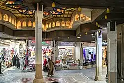 سوق (بازار)های سنتی (این یکی در مطرخ) در عمان بسیار رایج است و بخش عمده ای از اقتصاد عمان را در گذشته تشکیل داده‌است.
