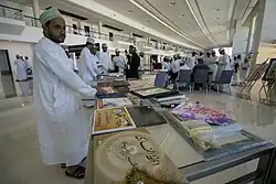 عکس از فروش کتابهای آموزش خوشنویسی از جمله خط فارسی در نمایشگاه بینالمللی مسقط پایتخت کشور عمان