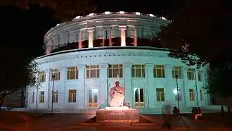 ساختمان اپرا در شب