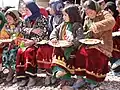 دختران در حال لذت بردن از غذا در فیروزکوه (غور) در روز یتیم