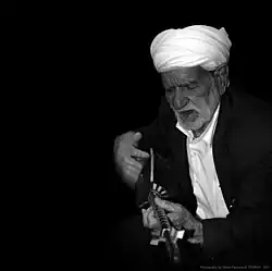 عثمان محمدپرست در حال دوتار نوازی