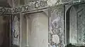 دیوارهای اصلی‌ترین اتاق عمارت که به نام «شاه‌نشین» آوازه دارد