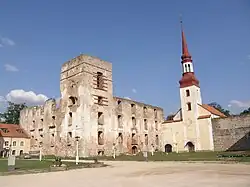 قلعه و کلیسای پولتساما