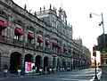 کاخ دولت در مرکز شهر
