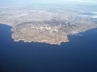 منظرهٔ هوایی از شبه‌جزیرهٔ پالوس وردس و Palos Verdes Hills، همراه لس آنجلس در دوردست