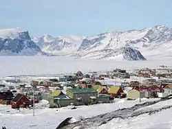 "Uptown" neighbourhood of Pangnirtung. آوریل ۲۰۰۶