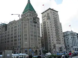 از چپ به راست: هتل صلح، ساحتمان بانک چین، و بانک ادویه یوکوهامای پیشین.