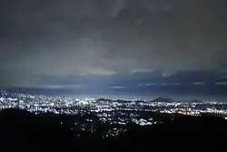 افق پادالارنگ در شب، گرفته شده از کوه فلگ.