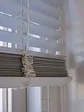 پرده کرکره نیمه جمع شده