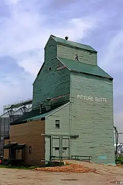 Former Alberta Wheat Pool elevator along the disused راهآهن کانادا پسیفیک tracks.