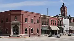 The Plattsmouth Main Street Historic District is listed in the ثبت ملی اماکن تاریخی. At upper right is the clock tower of the Cass County Courthouse.