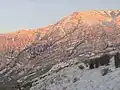 Snow-dusted syncline in Provo Canyon, یوتا.