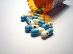 کپسول‌هایی با نام "Prozac" و "DISTA" که قابل مشاهده است