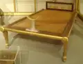 تخت چوبین به همراه جای گذاشتن سر پیدا شده در آرامگاه حتپ‌حرس یکم، نگهداری شده در موزه هنرهای زیبا، بوستون