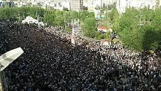 ازدحام جمعیت در بیرون مصلی