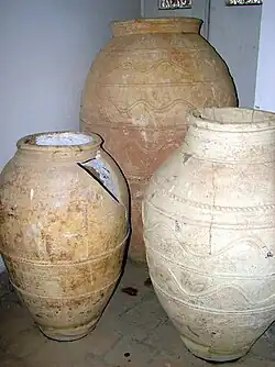 کوزه‌های بزرگ کشف شده از بنا