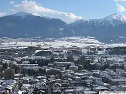 نمایی از رازلوگ با پس زمینه کوهستان