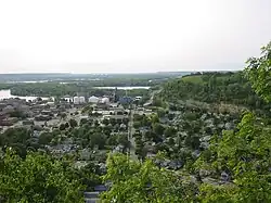 A look toward downtown Red Wing and the رود میسیسیپی, with Barn Bluff on the right.