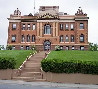 The Red Lake County Courthouse in رد لیک فالز، مینهسوتا in 2007