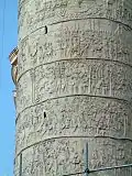 نمایی از بخشی از نقش‌برجسته‌های ستون