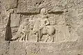 یادمان پیروزی شاپور یکم بر والرین امپراتور روم، درنقش رستم، کتیبه‌ای در زیر اسب شاه به زبان یونانی وجود دارد.
