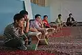 کودکان در یک مسجد در حال یادگیری قرآن