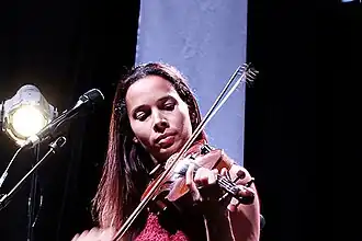Rhiannon Giddens با یک ساز رشته‌ای