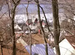 Rhinecliff rooftops overlooking the رود هادسون in winter
