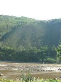 A picture of the Mayo River as it flows through the روستا of Solo