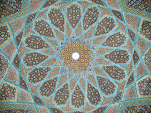 نقوش پیچیده گره چینی با ستاره‌های ۱۶، ۱۰ و ۸ نقطه ای در مقیاس‌های مختلف در سقف آرامگاه حافظ شیراز، ۱۹۳۵م.