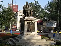 مجسمه روزتی، در مرکز میدان اپونیموس
