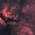 تصویر آماتوری از صدرالدجاجه (ستاره مرکزی) که توسط IC 1318 احاطه شده است.