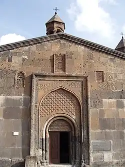 نمایی از در ورودی