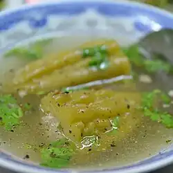 سوپ ملون تلخ در رستورانی در هوشی‌مین، ویتنام