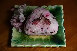 برنج ژاپنی شکل داده‌شده مخلوط با ساکورا