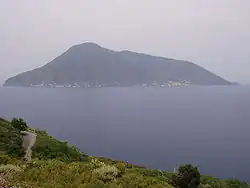 A view of Salina from the island of لیپاری:the near peak is Fossa delle Felci