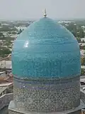 گنبد مسجد تیلا کاری در سمرقند ازبکستان (۱۶۶۰) فیروزه‌ای است. این رنگ به طور گسترده‌ای در معماری در ترکیه و آسیای مرکزی استفاده می‌شود.