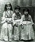 سارا آشوب بیگلی به همراه دخترش.
