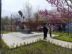 سنگ مزار و تندیس سایه در باغ محتشم رشت