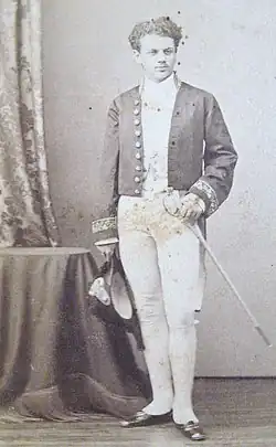سباستین برناردو د میر، در پوشش مجلسی، عکسی که در جوانی او در فرانسه در حدود سال 1860 گرفته شده‌است.