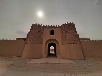 نمایی از دروازهٔ اصلی کاروانسرا