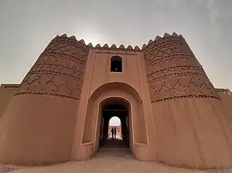 نمایی از دروازهٔ اصلی کاروانسرا