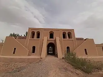 نمایی از دروازهٔ اصلی کاروانسرا (از داخل کاروانسرا)