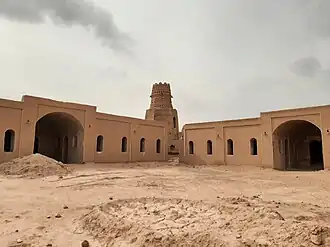 نمایی از برج و باروی کاروانسرای شفیع‌آباد