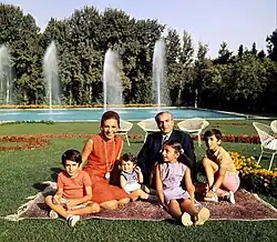 نگاره‌ای از خانواده پهلوی در سال ۱۹۷۳ میلادی