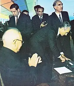 بهرهبرداری از پروژه انتقال گاز توسط محمدرضا پهلوی شاه ایران (در حال فشردن دکمه آغاز انتقال) و نیکلای پادگورنی (فرد نشسته) در آستارا